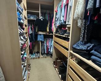 Tons of women’s clothing size medium