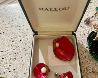 Vintage Calla Lily jewelry with pearls