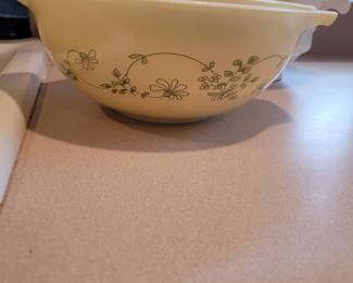 Pyrex mixing bowl set