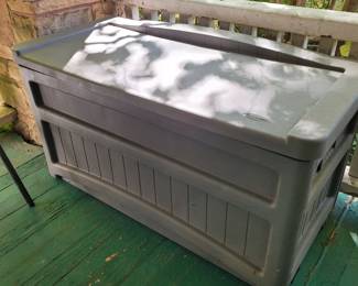 Plastic storage bin