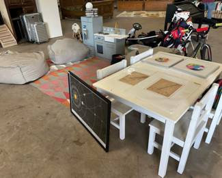 kids table and chairs
