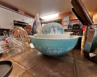 Pyrex Amish Butterprint Nesting Mixing Bowls