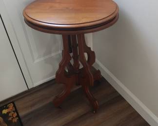 vintage oval table 19 1/2" 14 1/2"