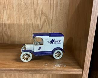 ERTL Die Cast Coin Bank 1913 Ford T Van Car