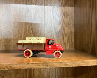 ERTL Die Cast Coin Bank 1926 Mack Bulldog Delivery Truck for Red Cross