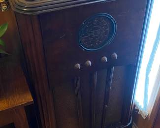 Art Deco Stewart-Warner Tube Radio