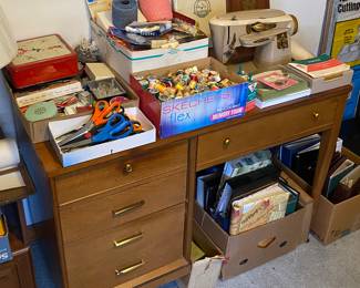 Mid-century Singer Slant-O-Matic 500 Sewing Machine