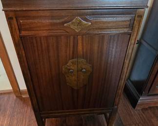 Gorgeous Victrola - Working Condition 