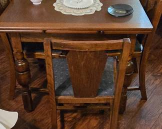 Beautiful Antique Pull Out Leaves Oak Kitchen Table with 4 Chairs