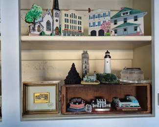 Miniatue homes including framed 24k gold. Wood plaque of Bill Clinton's boyhood home