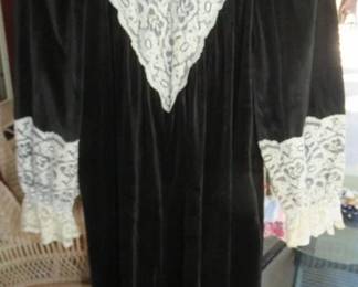 Donna Richard Lace Velour Robe