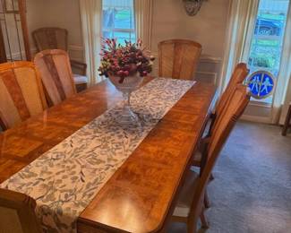 Spectacular Dining 6 chair table with 2 leaves
