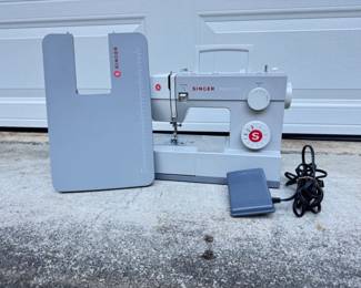 19 SingerHeavyDutyModel4411SewingMachinewPedalExtensionTable