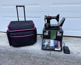 33 VintageSinger2211PortableElectricSewingMachinewCaseBag