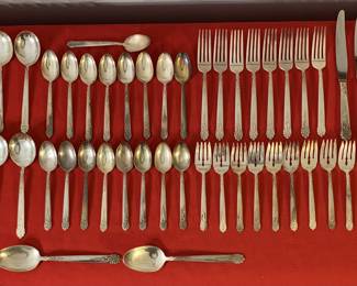 Silverplated flatware set (no box)