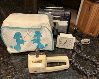 Vtg Proctor-Silex Toaster USA #T620B w/Poodle Cover, Vtg Westclox #S12A USA Alarm Clock,
Wear-Ever Can Handler USA #75000!