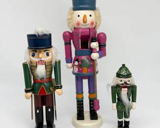 142 HolidayWoodenNutcrackers
