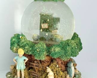 33 DisneyWinniethePoohandFriendsTreeHouseMusicalSnowGlobe