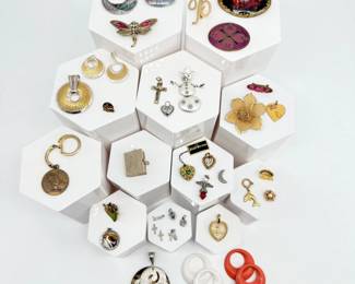 130 CostumeJewelryNecklacePendantsBroochesTrinkets