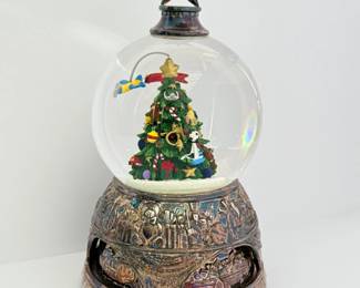 48 WallaceChristmasTreeMusicalSnowGlobe