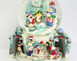 82 KirklandSignaturePenguinsPolarBearsinWinterWonderlandGlobe