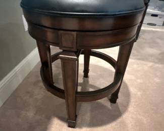 Round bar stool