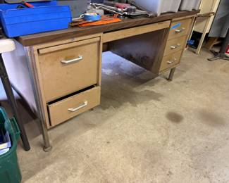Heavy duty work table