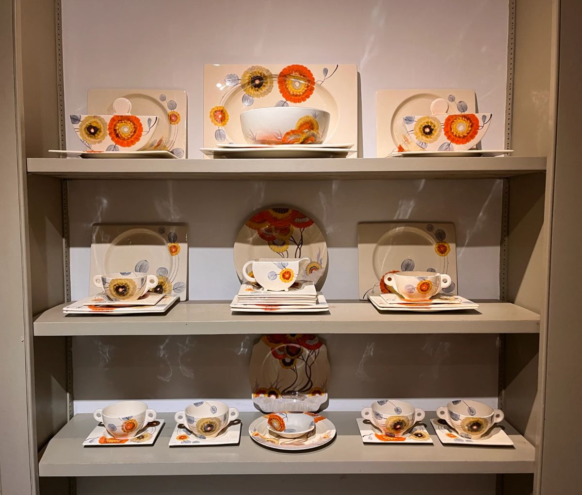 Clarice Cliff Trescoe pattern dinner service, Biarritz shape