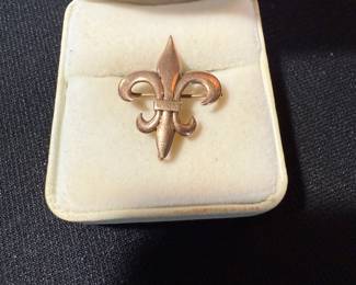 10K FLEUR DE LIS BROOCH