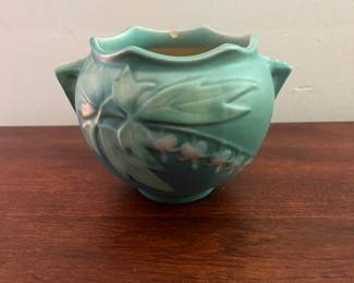 Roseville Bleeding Heart Vase (has small chip)