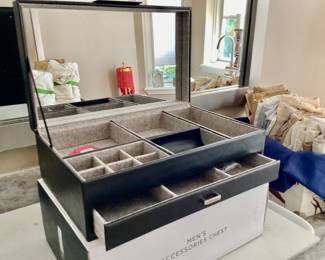 Men’s Accessories Chest