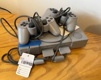 PlayStation Classic + 2 Controllers 