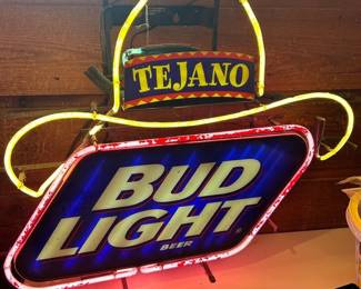 Vintage Bud Light Tejano Neon Sign
Good working condition, however some of the paint is missing.
31” across x 27” tall