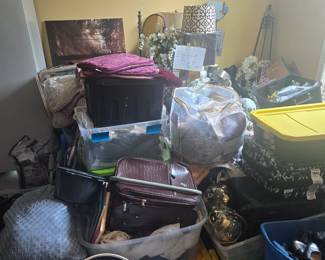 Home Décor & Household Items – Large selection of quality home goods, including lamps, wall art, bedding, floral décor, and more. Great mix of decorative and everyday items.