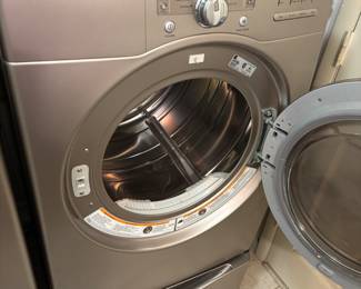 Kenmore Elite washer and dryer 2020 with pedestals $500.00 set
27”w 28”d 53”t