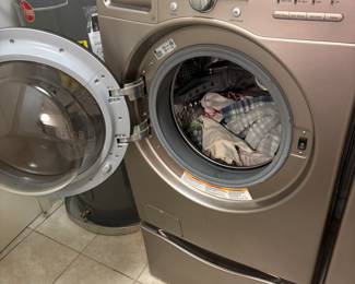Kenmore Elite washer and dryer 2020 with pedestals $500.00 set
27”w 28”d 53”t