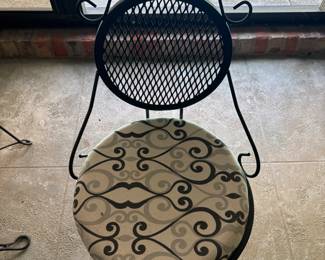 Cast aluminum ice cream parlor set $150.00
Tbl: 36”diameter 29”t
Chr: 15.5”x 15.5” x 33”t