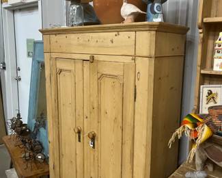 Pine hutch (key included)