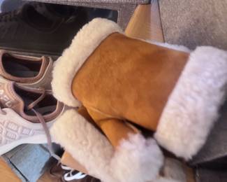 Cozy Suede Shearling Mittens – Tan Winter Gloves with Soft Wool Lining, Warm & Stylish Cold-Weather Accessory