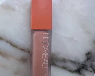 Huda Beauty Liquid color corrector – Longwear Formula in orange canceling shade