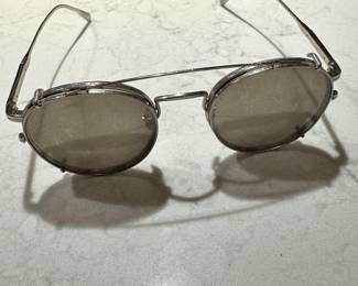 Oliver Peoples Silver Round Frame Sunglasses – Vintage Designer Eyewear with Classic Minimalist Style