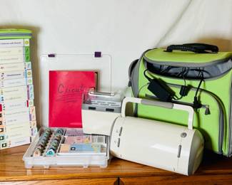 Cricut Cutter with accesories