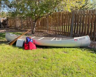 Canoe with accesories