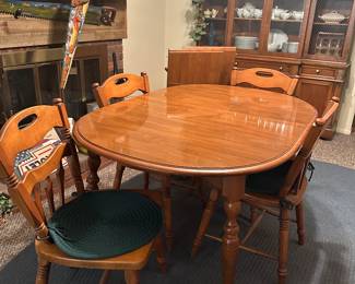 Kling Maple Table, 4 Chairs and 2 Leaves