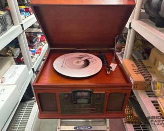 2308  Crosley All In One Radio And Record Player 