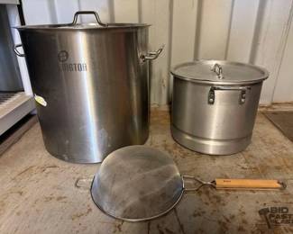8162  2 Stock Pots with Lids and 1 Strainer 