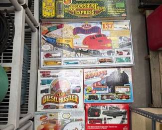 2202  6 Model Train Sets 