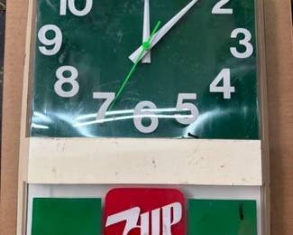 2370  Vintage 7Up Clock Light 