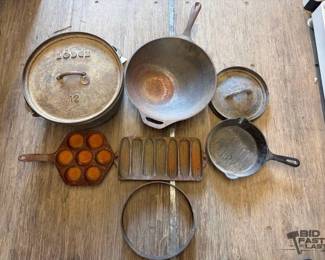 8612  12 Cast Iron Dutch Oven 