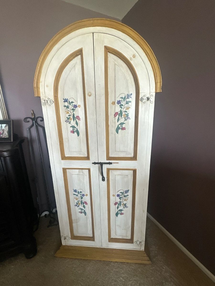 Decorative storage cabinet with arched doors